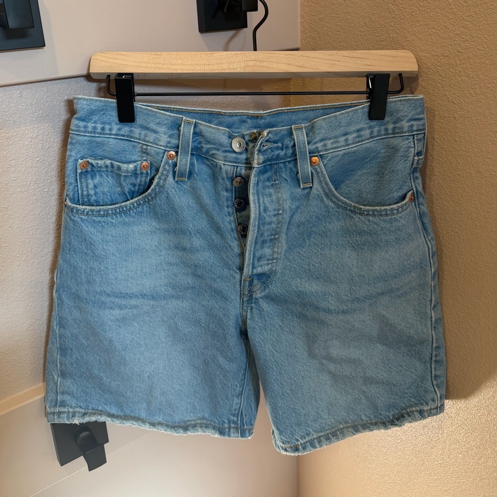 Levi’s 501 mid thigh shorts